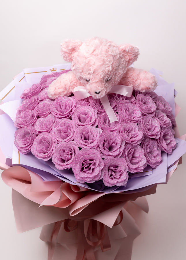 Buchet de Lux „Amethyst Bear Hug” cu Trandafiri Sclipitori