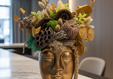 Aranjament Floral „Zen Reflection” în Vas Sculptural Auriu – Compoziție Handmade cu Lotus, Banksia și Licheni Vibrant