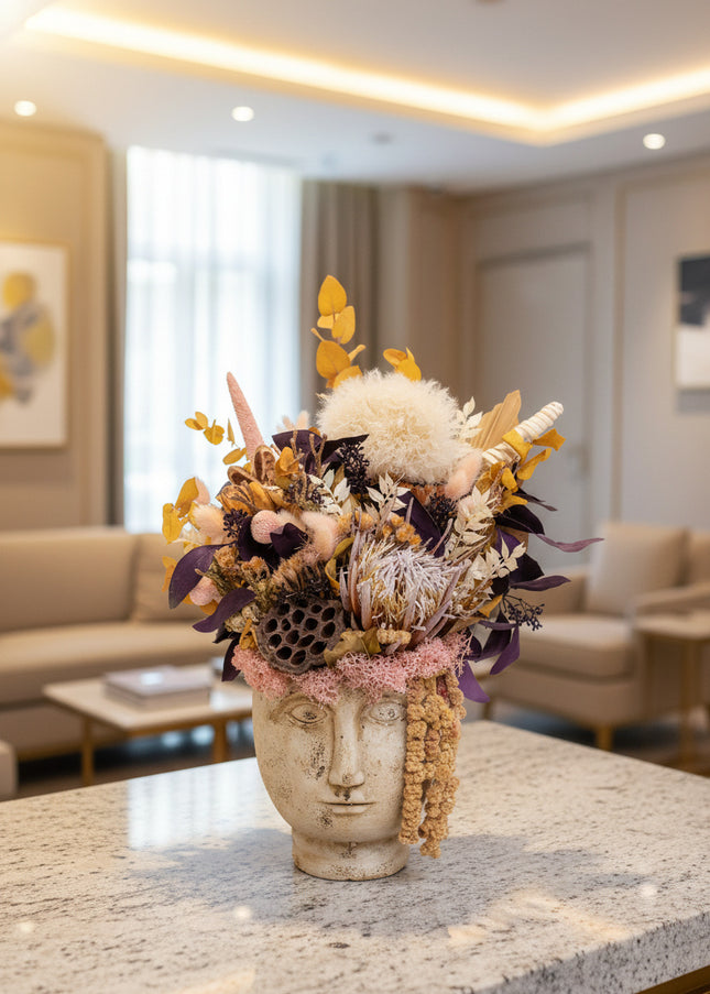 Aranjament Floral „Statue of Muse” în Vas Sculptural – Decor Artizanal cu Protea Albă, Flori Uscate și Accente Boho-Chic