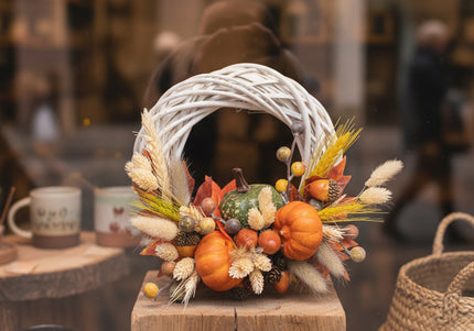 Coroniță Handmade „Autumn Bounty” – Decor de Toamnă cu Mini-Dovleci, Spice și Frunze Ruginii pe Răchită Albă