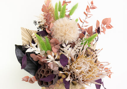 Aranjament Floral „Terra Muse” în Bust Sculptural – Creație Handmade cu Protea King Gold, Eucalipt Arămiu și Accente Moss Green