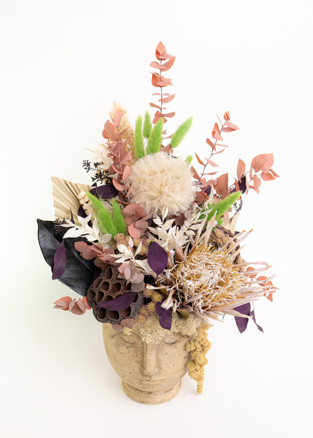Aranjament Floral „Terra Muse” în Bust Sculptural – Creație Handmade cu Protea King Gold, Eucalipt Arămiu și Accente Moss Green