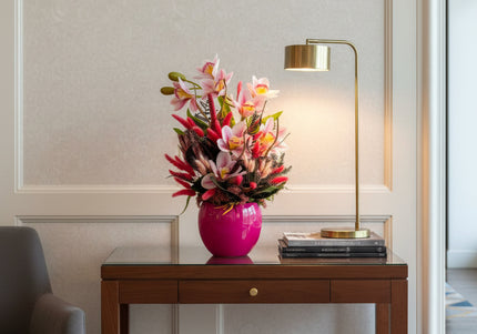 Aranjament floral „Pink Aura” în vas ceramic – orhidee roz și accente decorative