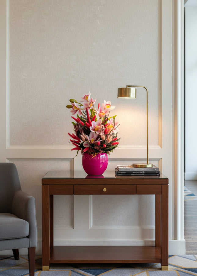 Aranjament floral „Pink Aura” în vas ceramic – orhidee roz și accente decorative