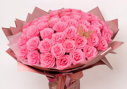 Buchet Gigant "Pink Sparkle" cu 99 Trandafiri și Fluturi