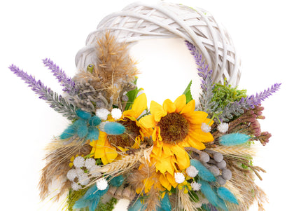Coroniță Handmade „Sun-Kissed Garden” – Aranjament Floral cu Floarea-Soarelui și Lagurus Turcoaz pe Răchită Albă