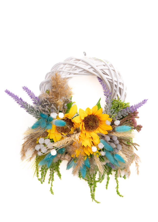 Coroniță Handmade „Sun-Kissed Garden” – Aranjament Floral cu Floarea-Soarelui și Lagurus Turcoaz pe Răchită Albă