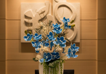 Aranjament Floral „Azure Dream” în Vas Alb – Compoziție Handmade cu Orhidee Albastre, Plante Curzătoare și Accente Boeme