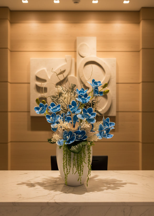 Aranjament Floral „Azure Dream” în Vas Alb – Compoziție Handmade cu Orhidee Albastre, Plante Curzătoare și Accente Boeme