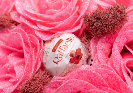 Aranjament Inimă "Sweet Pink": 41 Trandafiri Artizanali, Raffaello & Ursuleț