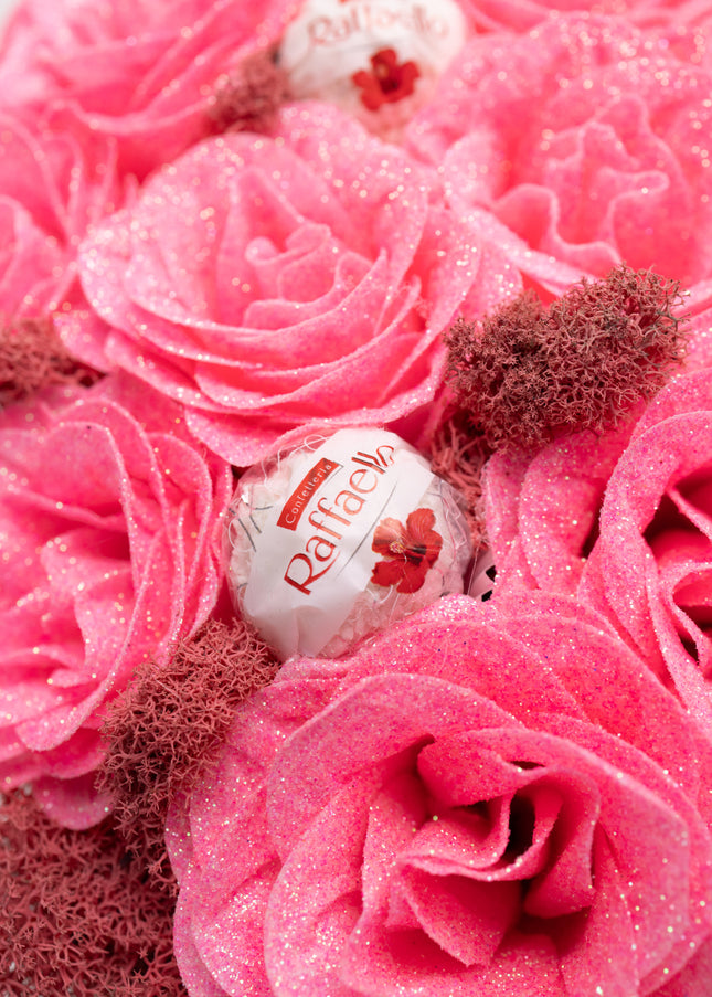 Aranjament Inimă "Sweet Pink": 41 Trandafiri Săpun, Raffaello & Ursuleț