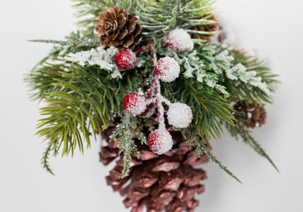 Ornament de Crăciun Artizanal „Crimson Berry & Copper Cone”