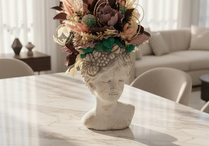 Aranjament floral „Mystic Bloom” în bust sculptural – flori uscate, eucalipt și accente turcoaz