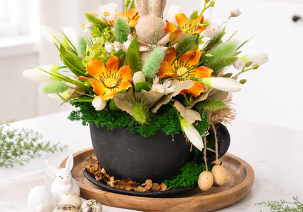 Aranjament de Paște „Sunny Bunny Pot” – decor floral cu iepuraș și accente naturale