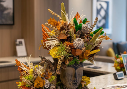 Aranjament floral „Autumn Spirit” în bust sculptural – compoziție rustică cu flori uscate și elemente naturale
