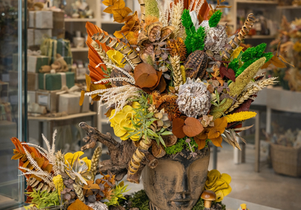 Aranjament floral „Autumn Spirit” în bust sculptural – compoziție rustică cu flori uscate și elemente naturale