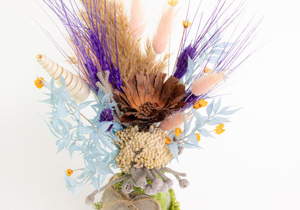Mini-Aranjament Floral „Boho Heart” în Suport de Scoarță – Decor cu Flori Uscate, Licheni și Inimioară de Lemn