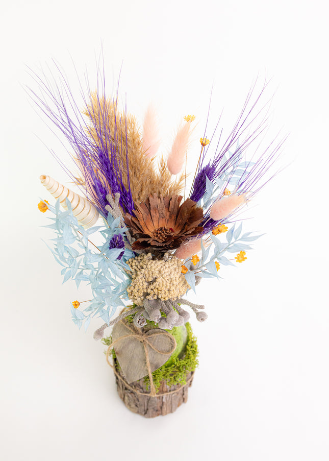 Mini-Aranjament Floral „Boho Heart” în Suport de Scoarță – Decor cu Flori Uscate, Licheni și Inimioară de Lemn