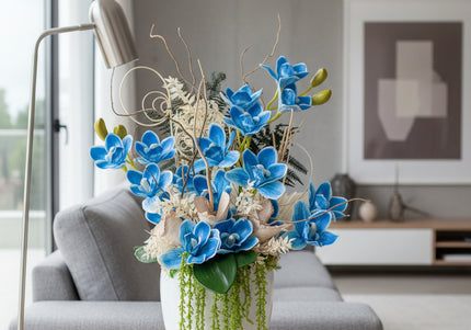 Aranjament Floral „Azure Dream” în Vas Alb – Compoziție Handmade cu Orhidee Albastre, Plante Curzătoare și Accente Boeme