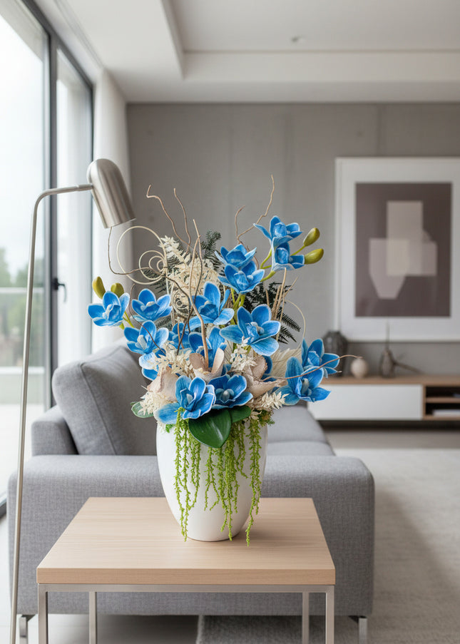 Aranjament Floral „Azure Dream” în Vas Alb – Compoziție Handmade cu Orhidee Albastre, Plante Curzătoare și Accente Boeme