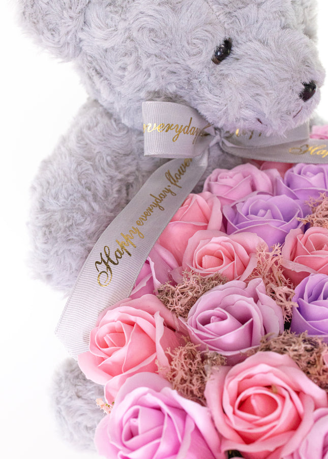 Aranjament Lux Trandafiri Săpun Roz, Ursulet Catifea