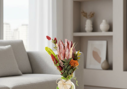 Mini-Aranjament Floral „Protea Soul” în Suport de Scoarță – Decor cu Floare Protea, Licheni și Accente Verzi