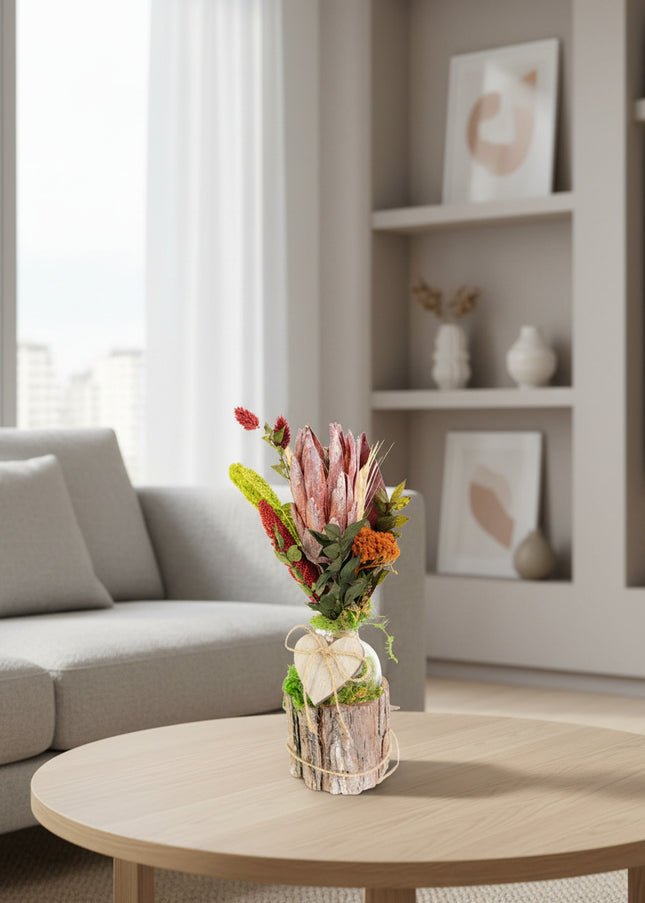Mini-Aranjament Floral „Protea Soul” în Suport de Scoarță – Decor cu Floare Protea, Licheni și Accente Verzi