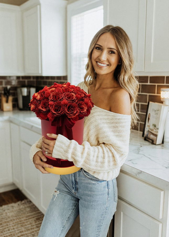 Aranjament cutie vișinie cu trandafiri sclipitori "Glow"