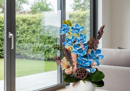 Aranjament floral „Azure Bloom” în vas ceramic – orhidee albastre și accente naturale