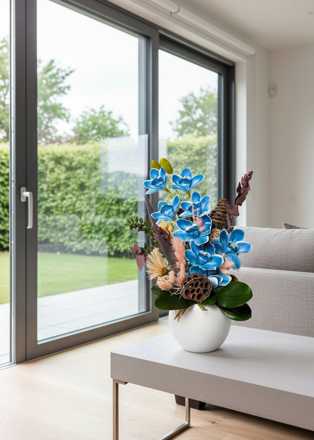 Aranjament floral „Azure Bloom” în vas ceramic – orhidee albastre și accente naturale