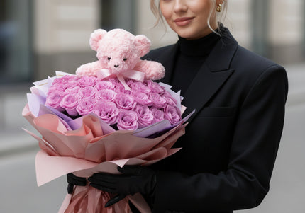 Buchet de Lux „Amethyst Bear Hug” cu 101 Trandafiri Sclipitori