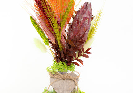 Aranjament Floral „Amber Heart” în Bază de Scoarță Naturală – Decor Handmade cu Protea Bordo, Palmier Portocaliu și Spice de Grâu