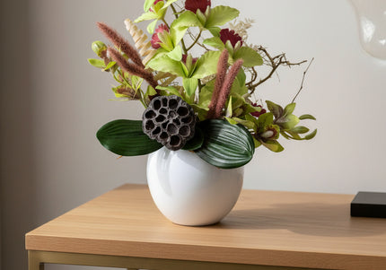 Aranjament Floral „Emerald Orchid” în Vas Ceramic Alb – Compoziție Handmade cu Orhidee Verzi, Lotus și Accente Naturale