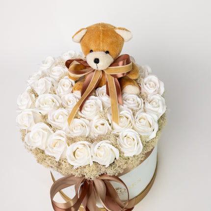 Aranjament Lux Trandafiri Săpun Albi și Ursulet Catifea