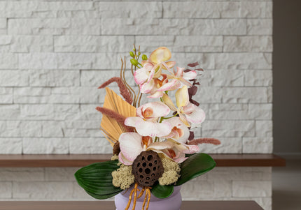 Aranjament Floral „Pink Velvet Orchid” în Vas Lila – Compoziție Premium cu Orhidee Pastel, Palmier și Accente de Bumbac