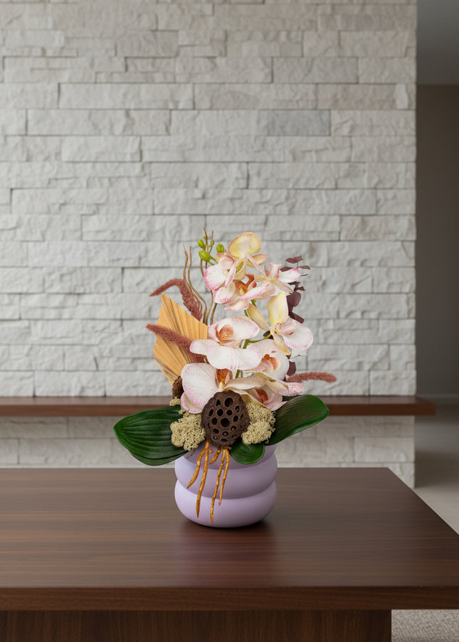 Aranjament Floral „Pink Velvet Orchid” în Vas Lila – Compoziție Premium cu Orhidee Pastel, Palmier și Accente de Bumbac