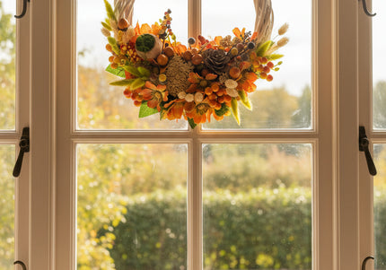 Coroniță Handmade „Harvest Sun” – Aranjament Floral pe Bază de Răchită Albă cu Flori de Câmp și Dovleci