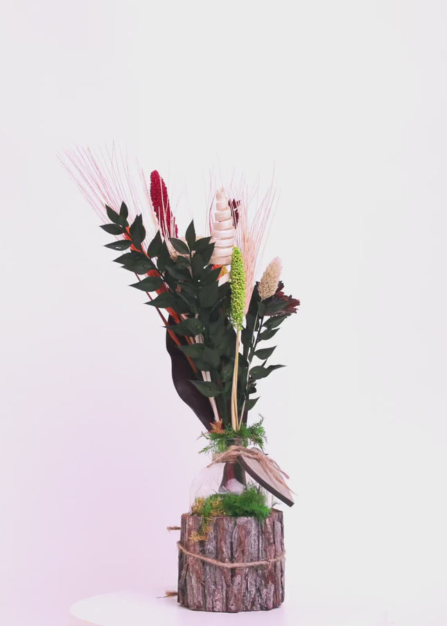 Mini-Aranjament Floral „Rustic Harvest” în Suport de Scoarță – Decor cu Flori Uscate, Grâu și Accente Bordo