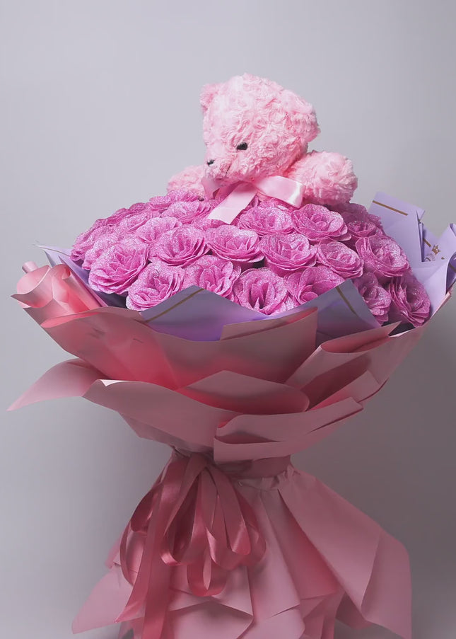 Buchet de Lux „Amethyst Bear Hug” cu Trandafiri Sclipitori