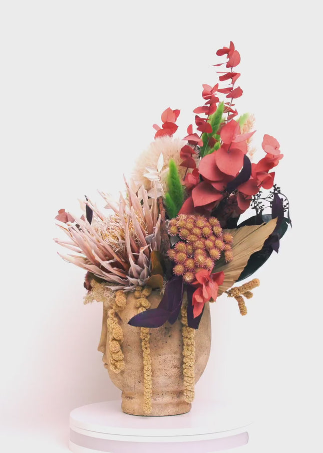 Aranjament Floral „Terra Muse” în Bust Sculptural – Creație Handmade cu Protea King Gold, Eucalipt Arămiu și Accente Moss Green