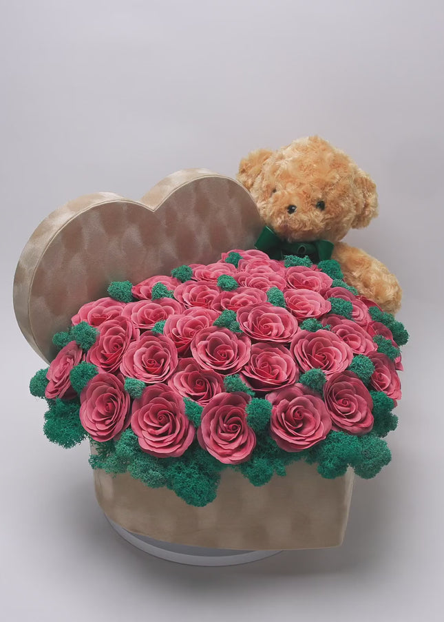 Aranjament Inimă Bej cu 41 Trandafiri Imperiali Roz Prăfuit & Ursulet