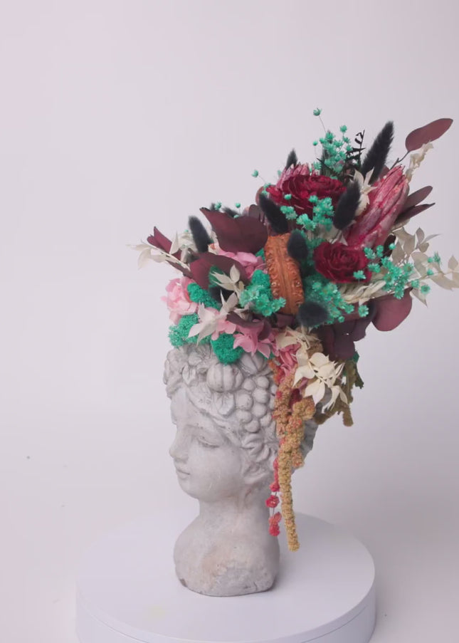 Aranjament floral „Velvet Muse” în bust sculptural – protea, hortensie și accente botanice