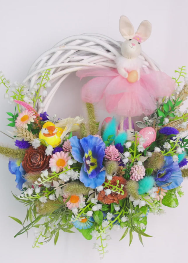 Coroniță florală de Paște „Easter Ballet” – decor festiv cu iepuraș și flori pastelate