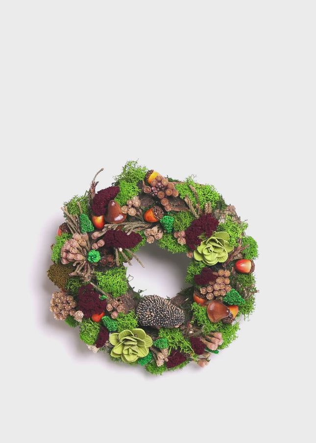 Coroniță Handmade „Forest Keeper” – Decor Artizanal din Licheni Stabilizați cu Arici, Ciupercuțe și Flori Verzi