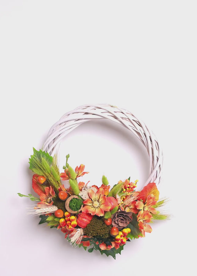 Coroniță Handmade „Autumn Glow” – Aranjament Floral pe Bază de Răchită Albă cu Flori de Dovleac și Spice