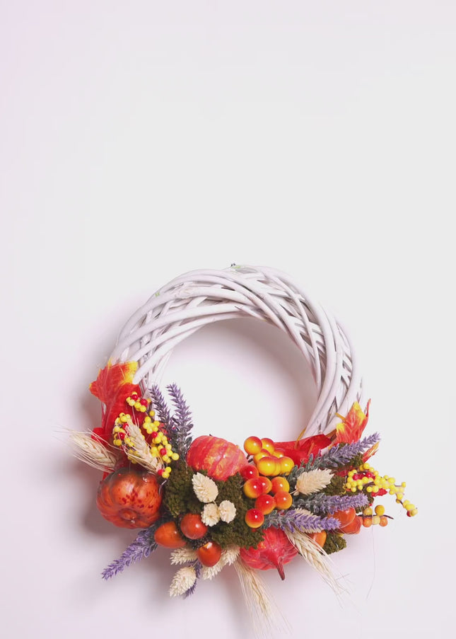 Coroniță Handmade „Golden Harvest” – Aranjament Rustic pe Răchită Albă cu Lavandă, Dovleci și Fructe de Pădure