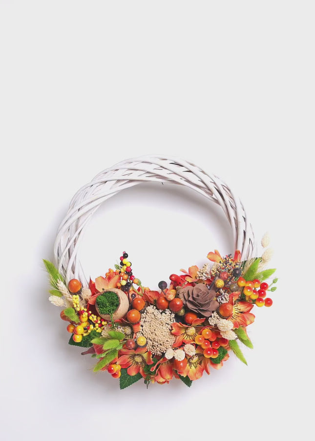 Coroniță Handmade „Harvest Sun” – Aranjament Floral pe Bază de Răchită Albă cu Flori de Câmp și Dovleci