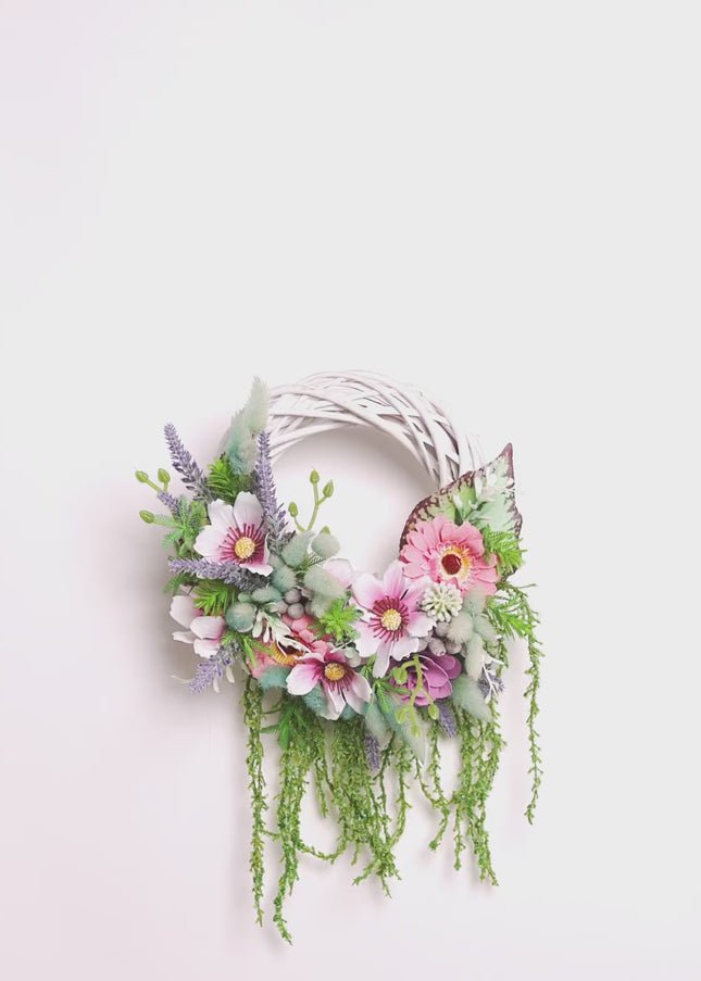 Coroniță Handmade „Secret Garden” – Aranjament Floral Curgător pe Bază de Răchită Albă cu Lavandă și Plante Verzi