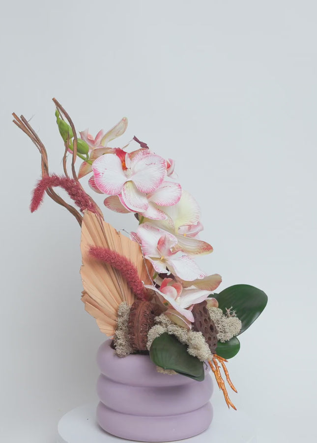 Aranjament Floral „Pink Velvet Orchid” în Vas Lila – Compoziție Premium cu Orhidee Pastel, Palmier și Accente de Bumbac