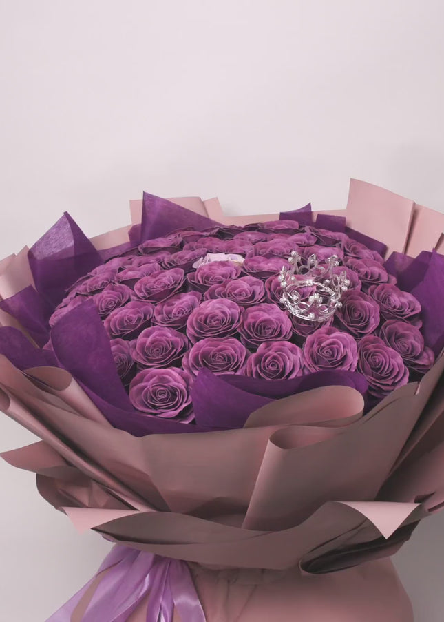 Buchet Gigant "Lavender Majesty" cu Trandafiri și Tiară